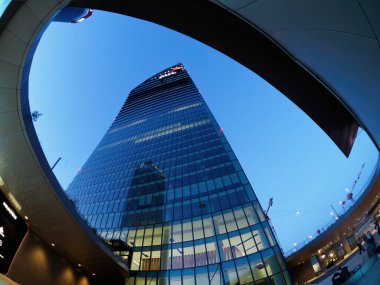 Şehir yaşamı, Milan 'daki modern park, Lombardy, İtalya, Üç Kuleli