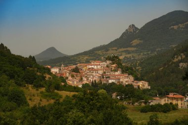 Carovilli, Isernia 'nın eski bir kasabası, Molise, İtalya, yazın.