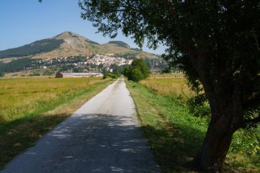 İtalya 'nın Abruzzo şehrindeki Roccaraso, L' Aquila eyaletinin bisiklet yolu boyunca uzanan dağ manzarası.