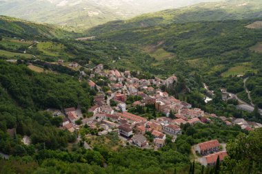 Taranta Peligna, Chieti 'nin eski bir kasabası, Abruzzo, İtalya, yazın.