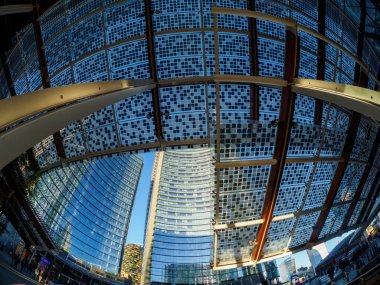 Lombardy, İtalya 'daki Porta Nuova' da modern binalar. Gae Aulenti Meydanı