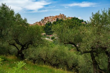 Loreto Aprutino 'nun manzarası, Pescara eyaletinin tarihi kasabası, Abruzzo, İtalya