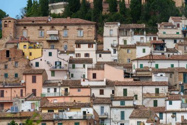 Loreto Aprutino 'nun manzarası, Pescara eyaletinin tarihi kasabası, Abruzzo, İtalya