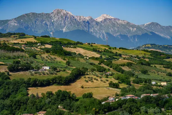 Yazın Penne 'den Teramo, Abruzzo, İtalya' ya giden yol boyunca kır manzarası