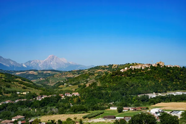 Yazın Penne 'den Teramo, Abruzzo, İtalya' ya giden yol boyunca kır manzarası