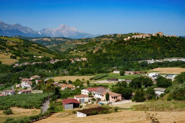 Yazın Penne 'den Teramo, Abruzzo, İtalya' ya giden yol boyunca kır manzarası