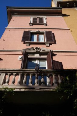 Milan, Lombardy, İtalya 'da Elvezia viale boyunca eski bir bina.