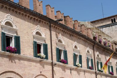 Ascoli Piceno, Marche, İtalya 'daki tarihi binaların dışı: Piazza del Popolo Meydanı, şehrin ana meydanı