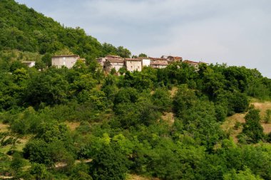 Yazın Fiastra yakınlarındaki kırsal alan, Macerata ili, Marche, İtalya. Eski köy