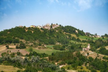Yazın İtalya 'nın Marche eyaletinin Macerata ilindeki tarihi Fiastra köyü.