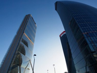 Şehir hayatı, Milano 'daki modern park, Lombardy, İtalya, sonbaharda