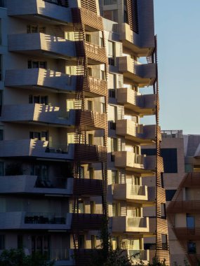 Şehir hayatı, Milano 'daki modern park, Lombardy, İtalya, sonbaharda