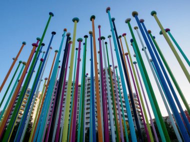 Şehir hayatı, Milano 'daki modern park, Lombardy, İtalya, sonbaharda