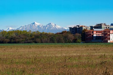 Sonbaharda İtalya 'nın Lombardiya eyaletindeki Cinisello Balsamo şehrindeki dağların manzarası