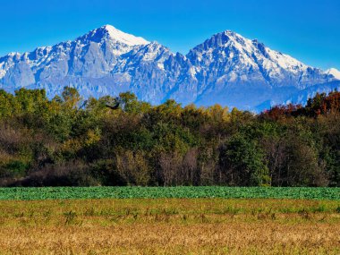 Sonbaharda İtalya 'nın Lombardiya eyaletindeki Cinisello Balsamo şehrindeki dağların manzarası