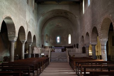 Ortaçağ SS kilisesi. Pietro e Paolo Agliate, Monza Brianza, Lombardy, İtalya 'da. İç mekan