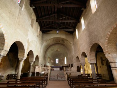 Ortaçağ SS kilisesi. Pietro e Paolo Agliate, Monza Brianza, Lombardy, İtalya 'da. İç mekan