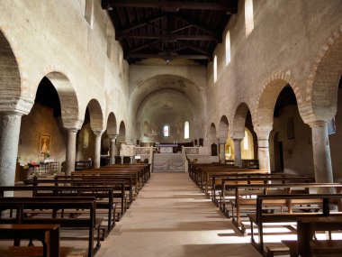 Ortaçağ SS kilisesi. Pietro e Paolo Agliate, Monza Brianza, Lombardy, İtalya 'da. İç mekan