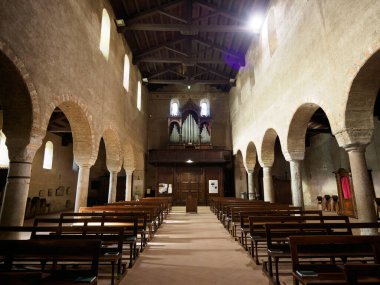 Ortaçağ SS kilisesi. Pietro e Paolo Agliate, Monza Brianza, Lombardy, İtalya 'da. İç mekan