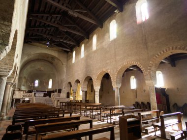 Ortaçağ SS kilisesi. Pietro e Paolo Agliate, Monza Brianza, Lombardy, İtalya 'da. İç mekan