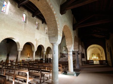 Ortaçağ SS kilisesi. Pietro e Paolo Agliate, Monza Brianza, Lombardy, İtalya 'da. İç mekan