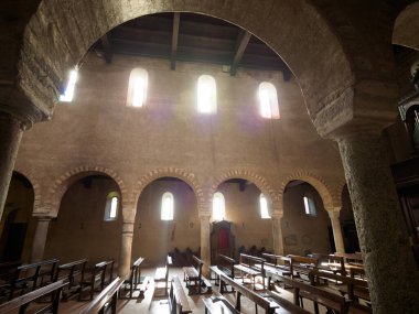 Ortaçağ SS kilisesi. Pietro e Paolo Agliate, Monza Brianza, Lombardy, İtalya 'da. İç mekan