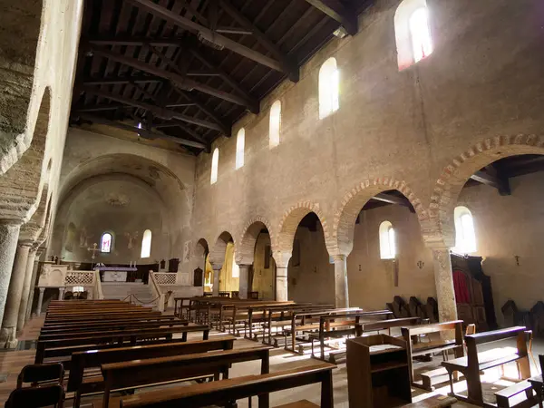 Ortaçağ SS kilisesi. Pietro e Paolo Agliate, Monza Brianza, Lombardy, İtalya 'da. İç mekan