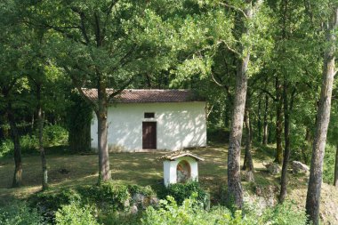 Foligno, Perugia, Umbria, İtalya yakınlarındaki ormanda küçük eski bir kilise.