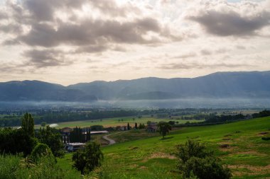 Foligno ve Montefalco yakınlarındaki kırsal alan, Perugia, Umbria, İtalya, yaz mevsiminde