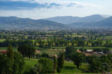 Foligno ve Montefalco yakınlarındaki kırsal alan, Perugia, Umbria, İtalya, yaz mevsiminde
