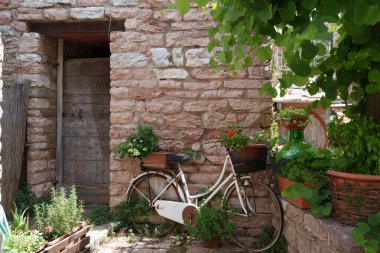 Collepino, İtalya 'nın Umbria eyaletinde Spello yakınlarındaki ortaçağ köyü.