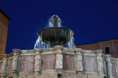 Perugia, Umbria bölgesinin tarihi binaları: Geceleri Piazza IV Novembre