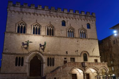 Perugia, Umbria bölgesinin tarihi binaları: Geceleri Piazza IV Novembre