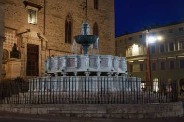 Perugia, Umbria bölgesinin tarihi binaları: Geceleri Piazza IV Novembre