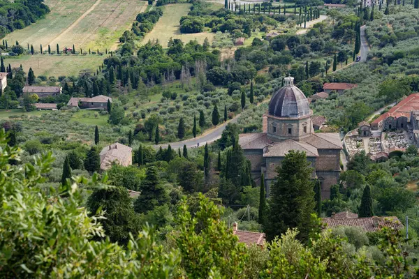 Yaz mevsiminde İtalya 'nın Toskana bölgesindeki Arezzo ilindeki Cortona' dan panoramik manzara. Santa Maria delle Grazie al Calcinaio