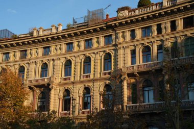 Ortaçağ Castello Sforzesco 'sunun önündeki tarihi binalar, Milano, Lombardiya, İtalya' daki şato