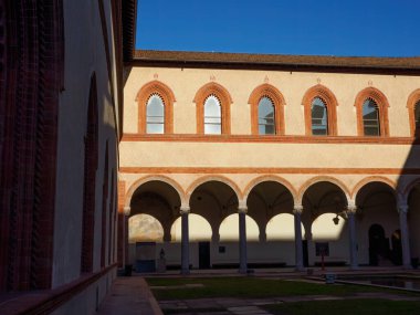 Milano, Lombardy, İtalya 'da Castello Sforzesco olarak bilinen ortaçağ kalesi.