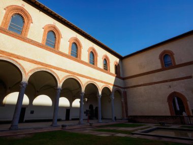 Milano, Lombardy, İtalya 'da Castello Sforzesco olarak bilinen ortaçağ kalesi.