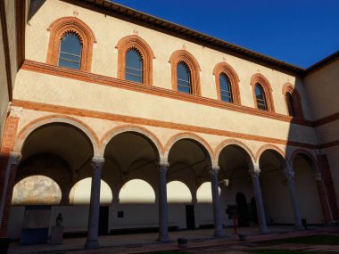 Milano, Lombardy, İtalya 'da Castello Sforzesco olarak bilinen ortaçağ kalesi.