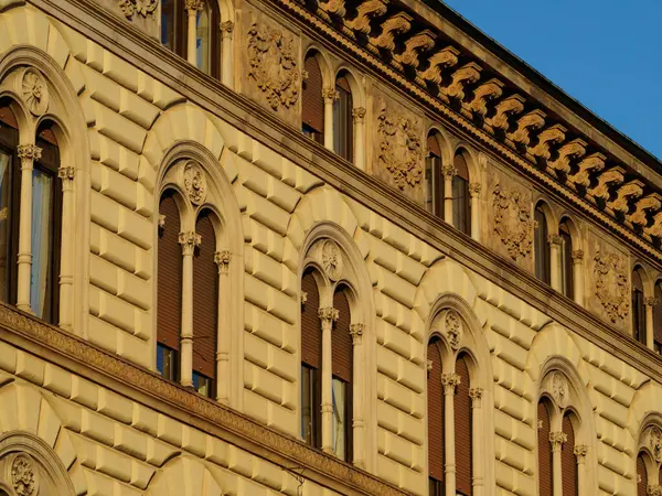 Ortaçağ Castello Sforzesco 'sunun önündeki tarihi binalar, Milano, Lombardiya, İtalya' daki şato