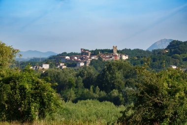 Bagni di Lucca 'dan Castelnuovo Garfagnana, Toskana, İtalya' ya uzanan yaz manzarası