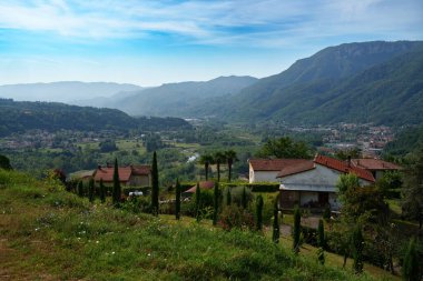 Bagni di Lucca 'dan Castelnuovo Garfagnana, Toskana, İtalya' ya uzanan yaz manzarası