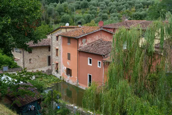 Serravalle Pistoiese, Pistoia ve Montecatini yakınlarındaki eski köy, Toskana, İtalya.