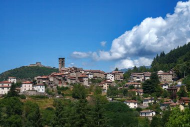 Castelnuovo Garfagnana 'dan San Romano, Lucca, Toskana, İtalya' ya yaz manzarası