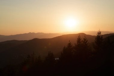 Foce Carpinelli 'deki dağ manzarası, Lucca ili, Toskana, İtalya. Gün batımı