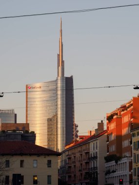 Milano, Lombardiya, İtalya 'daki San Marco boyunca uzanan tarihi ve modern binalar