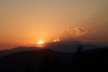 Foce Carpinelli 'deki dağ manzarası, Lucca ili, Toskana, İtalya. Gün batımı