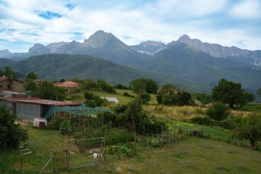 Foce Carpinelli 'deki dağ manzarası, Lucca ili, Toskana, İtalya. Günaydın.