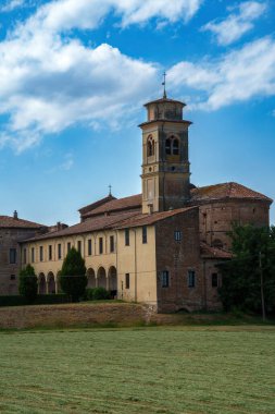Fidenza yakınlarındaki kırsal alan, Parma eyaletinde, Emilia Romagna, İtalya, yaz mevsiminde