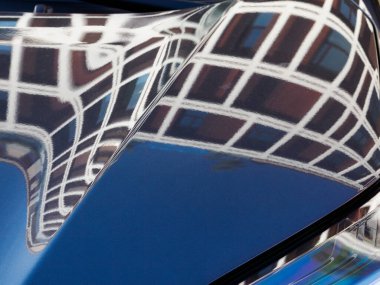 Milano, Lombardiya, İtalya 'da mavi bir arabanın yansıması ve çarpıtması.